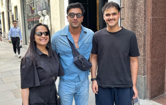 Ranbir Kapoor Spotted Chatting with Fans